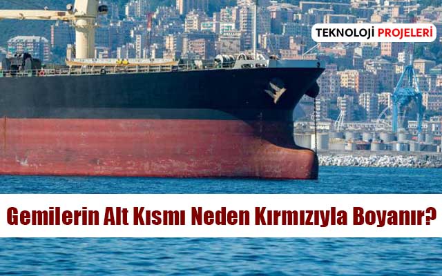 Kırmızıyla boyanmış bir gemi karinası, su yüzeyinin hemen altında fark edilebilir bir renkle kaplanmıştır.